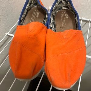 Tom’s orange and blue traditional canvas size 8